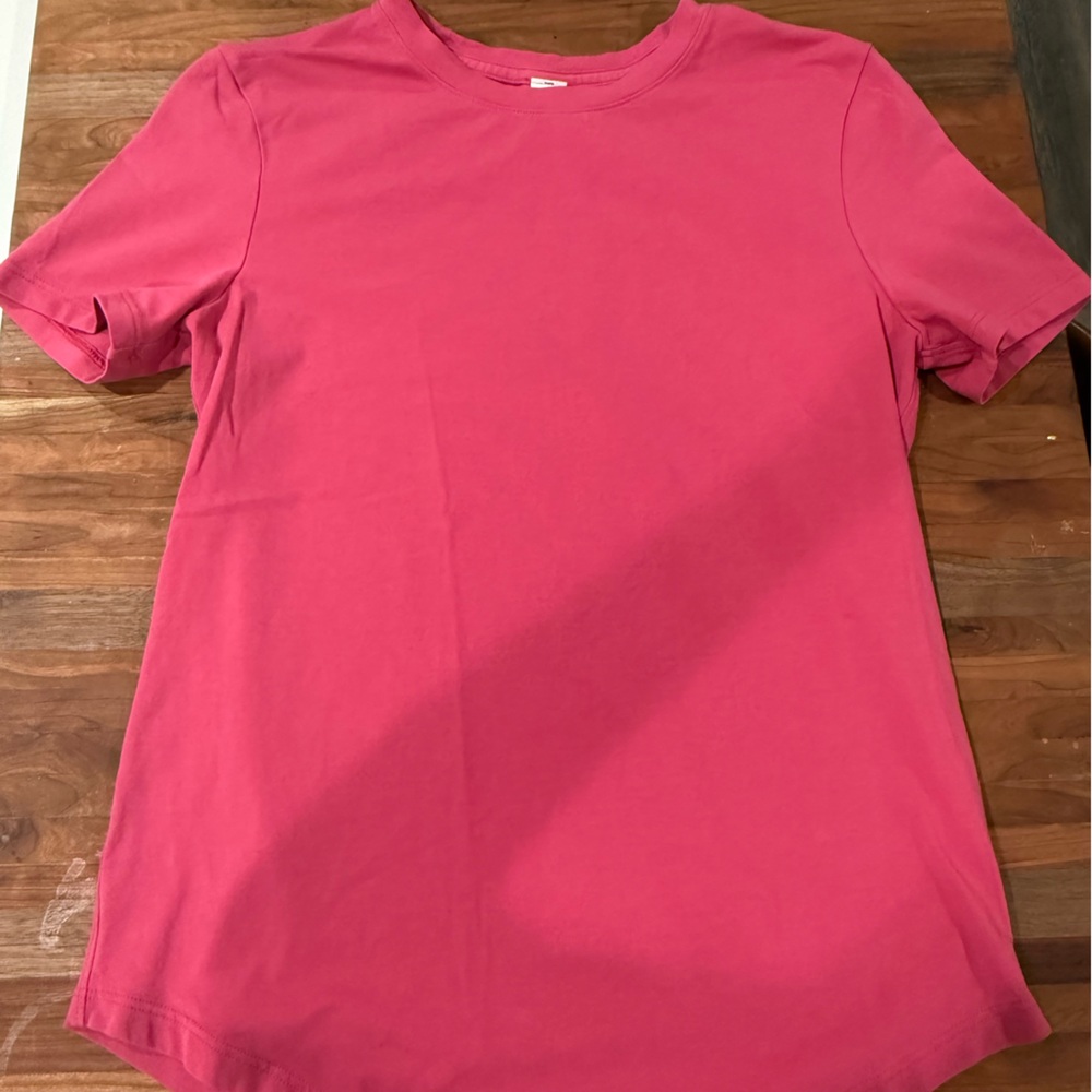 lululemon athletica Fuchsia Short Sleeve Tee